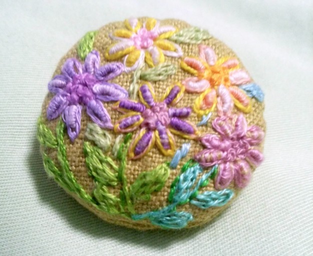 刺繍のブローチ_3 - 絵と空と花の本棚