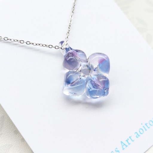 よひらの花ガラスネックレス 淡青紫 サージカルステンレス - 青い鳥の物語