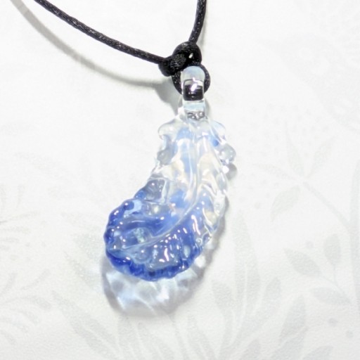 月光ブルー羽根ネックレス（長さ調節可能紐） - 青い鳥の物語