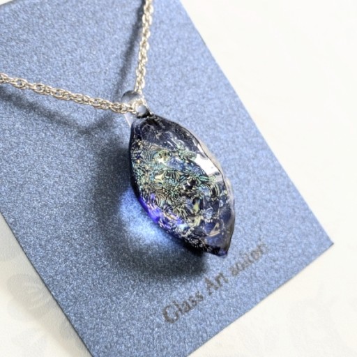 ゆらぐ煌めき ガラスロングネックレス - 青い鳥の物語