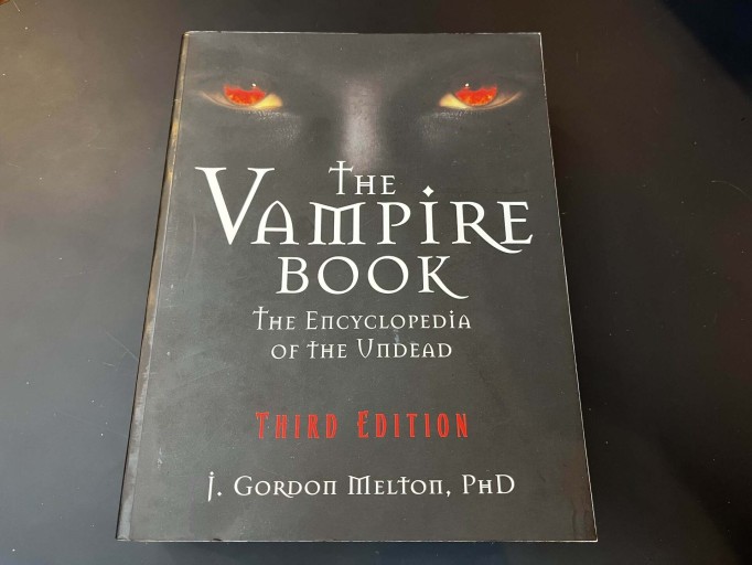 The Vampire Book: The Encyclopedia of the Undead（The Real Unexplained! Collection） - 牧 眞司の本棚