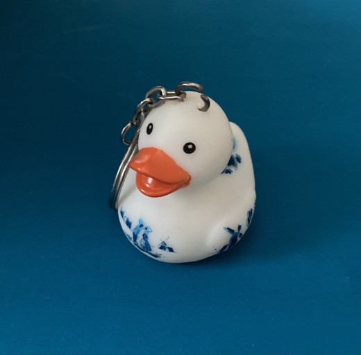 デルフト焼き模様のラバーダックキーチェーン - alala bazaar