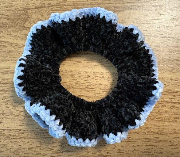 ふわふわ！モールヤーンの手編みシュシュ(ブラック系) - Librairie Mosu