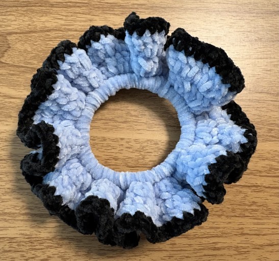 ふわふわ！モールヤーンの手編みシュシュ(ライトブルー系) - Librairie Mosu