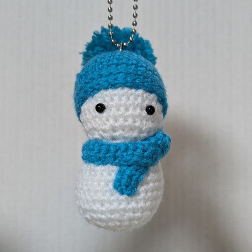 雪だるまのチャーム（青） - 編みほん屋