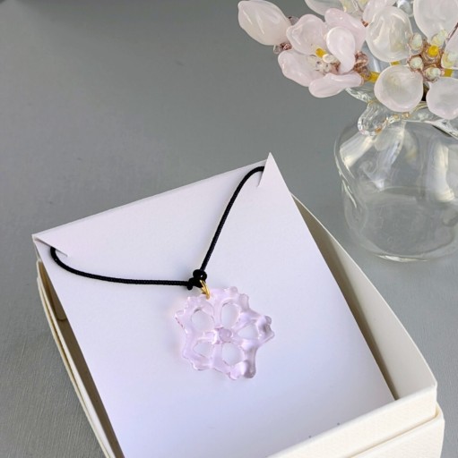 桜 光のレース糸 絹組紐ネックレス - 青い鳥の物語