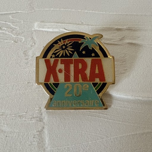 フランス｜ヴィンテージピンバッジ X.TRA 20e anniversaire - filcôté｜小さな断片の本棚