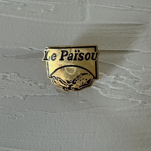フランス｜ヴィンテージピンバッジ Le Païsou ロゴ - filcôté｜小さな断片の本棚