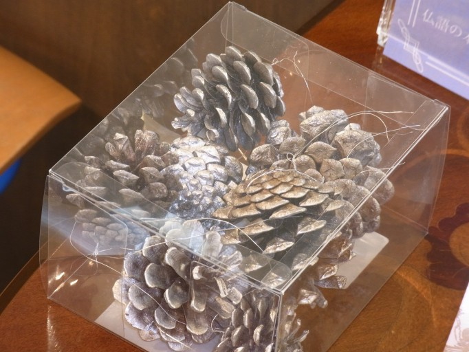 針金付き pomme de pin 銀色