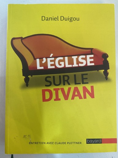 Leglise sur le divan
