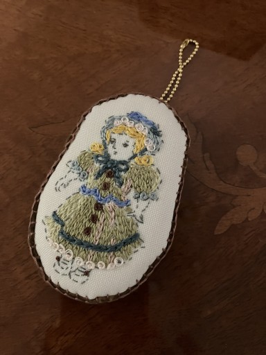 ドール刺繍のチャームブローチ 1