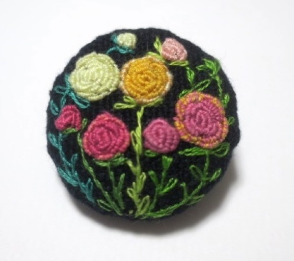 薔薇の刺繍ブローチ_1
