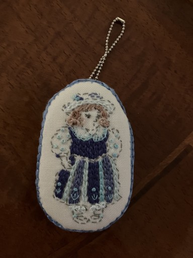 ドール刺繍のチャームブローチ 4