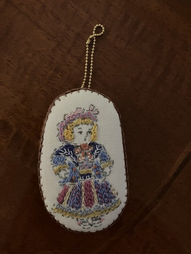 ドール刺繍のチャームブローチ 3