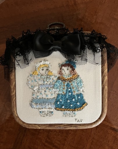 刺繍作品「水玉ドレスの子たち(青)」