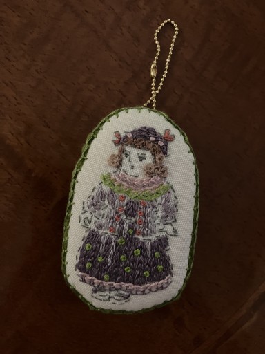 ドール刺繍のチャームブローチ 5