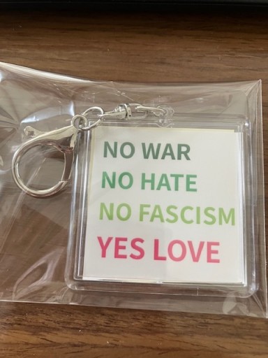 NO WAR NO HATE NO FASCISM/ YES LOVE キーホルダー