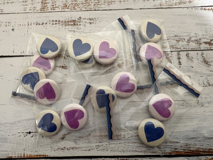 All you need is BLUE LOVE & LA VIE EN ROSE バッジセット