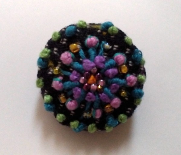 ビーズの刺繍ブローチ_01