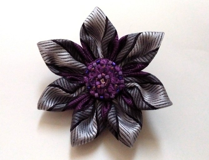 お花の刺繍ブローチ_01