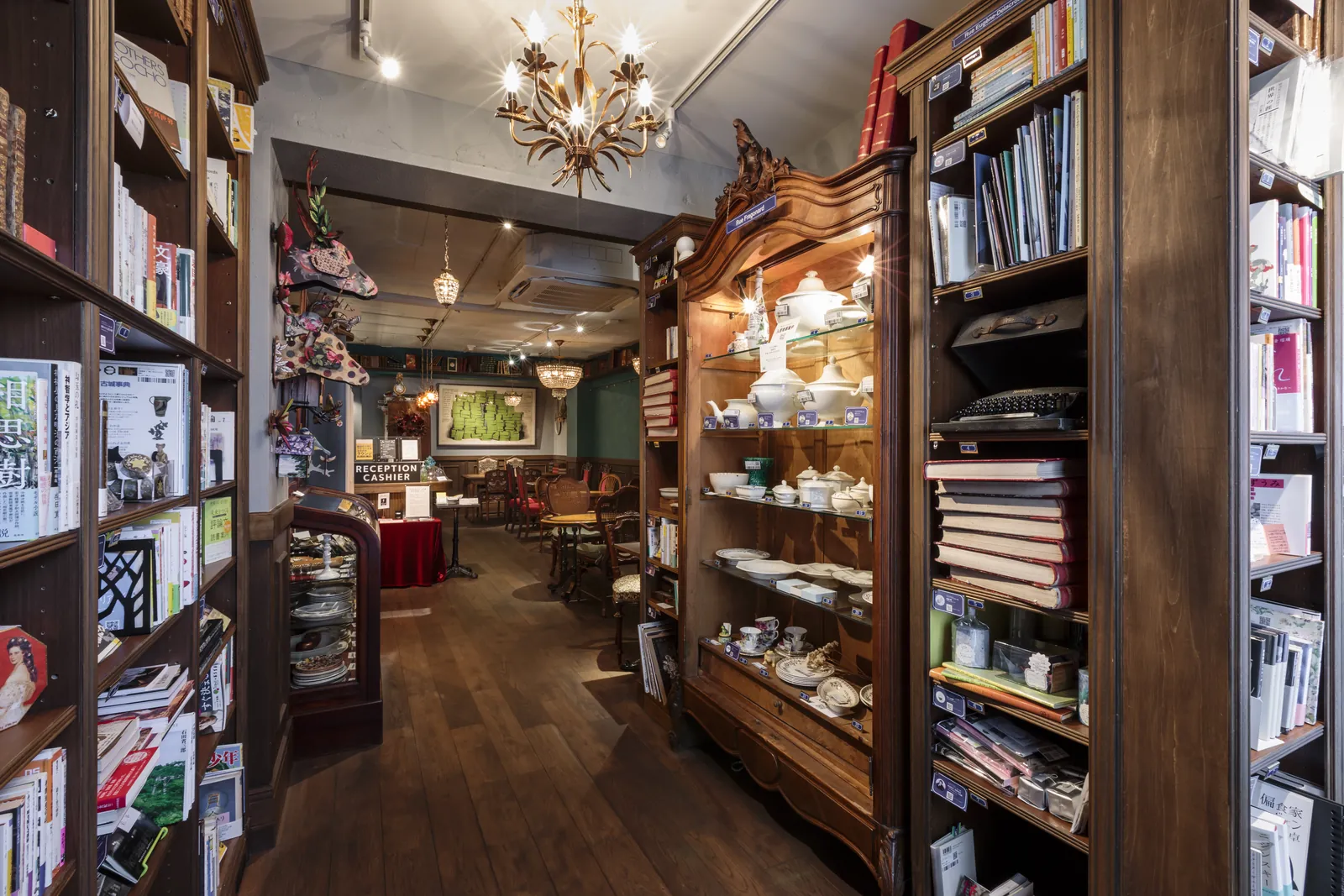 アンティーク家具と本棚が並ぶbis!の店内